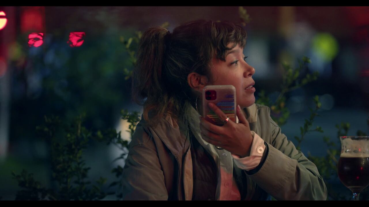 En ‘La hija del volcán’ Jenifer de la Rosa Martín, la directora y protagonista del documental busca recomponer la historia de sus orígenes luego de la tragedia que conmovió al mundo en 1985.