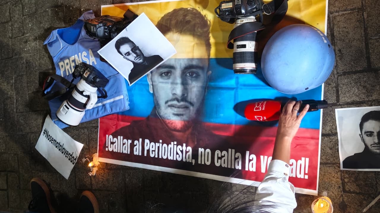 Reporteros gráficos, camarógrafos y periodistas de la ciudad de Cali  pertenecientes al Círculo de Reporteros Gráficos del Valle del Cauca, Ciregráficos levantaron su voz durante un plantón en el Boulevard del río  por el asesinato del periodista Mateo Pérez Rueda en Briceño Antioquía .