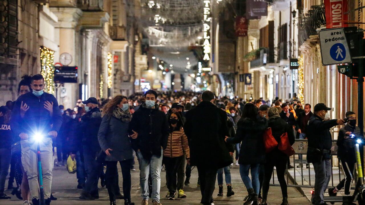 La gente pasea en la calle comercial Via del Corso, en el centro de Roma. Foto: Cecilia Fabiano / LaPresse vía AP.