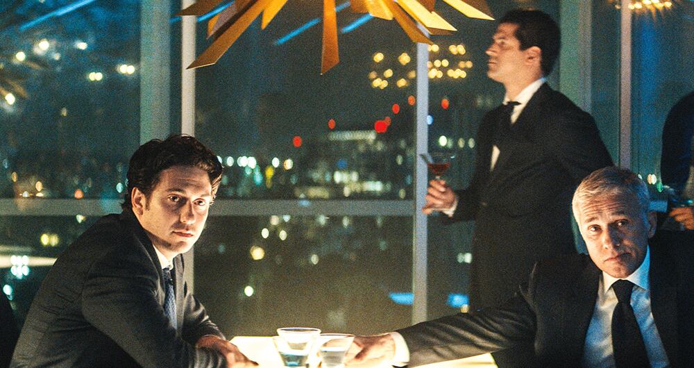 Christoph Waltz es un jefe que reta in extremis en 'The Consultant'. Imagen: Prime Video