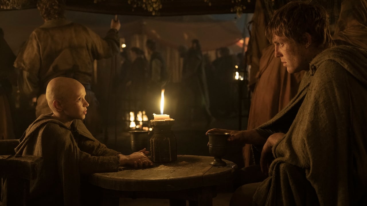 Ser Duncan, el Alto, acaba de ver morir a su maestro y quiere él también ser un caballero. En ese lapso, se cruza con Egg, y sus vidas cambian.