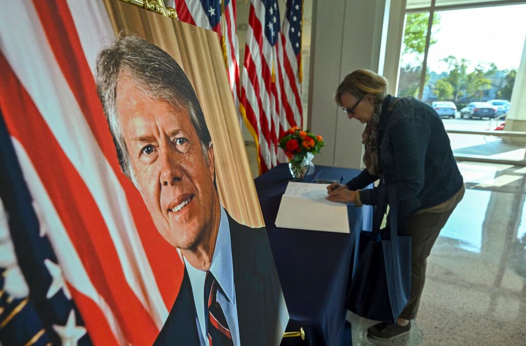 Chris Mapes, de Iowa, firma un libro de condolencias para el ex presidente Jimmy Carter, quien murió el domingo, en el vestíbulo de la Biblioteca y Museo Presidencial Richard Nixon en Yorba Linda, California, el lunes 30 de diciembre de 2024. (Jeff Gritchen / Registro del Condado de Orange vía AP)