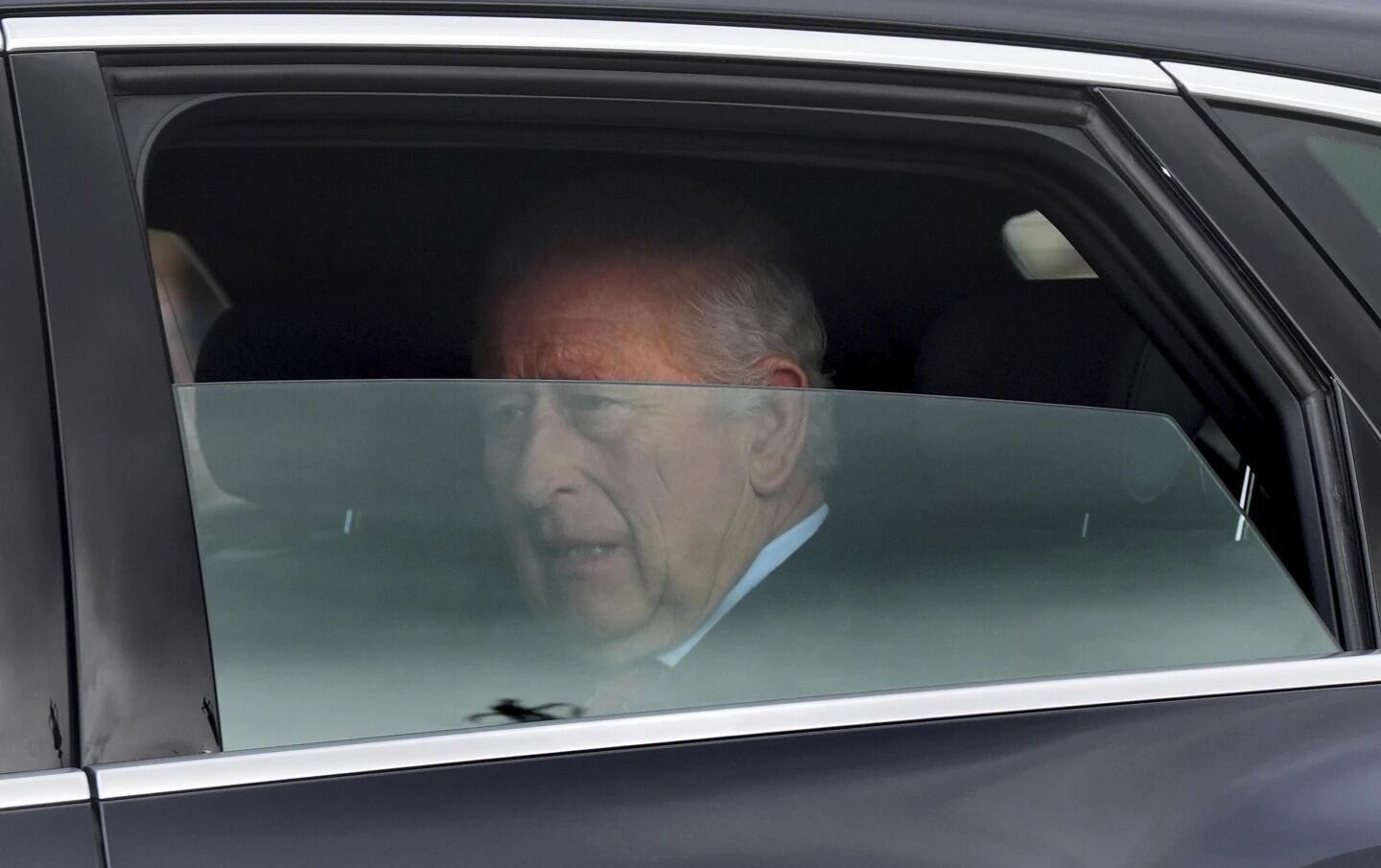 Rey Carlos III reaparece en público tras su hospitalización.