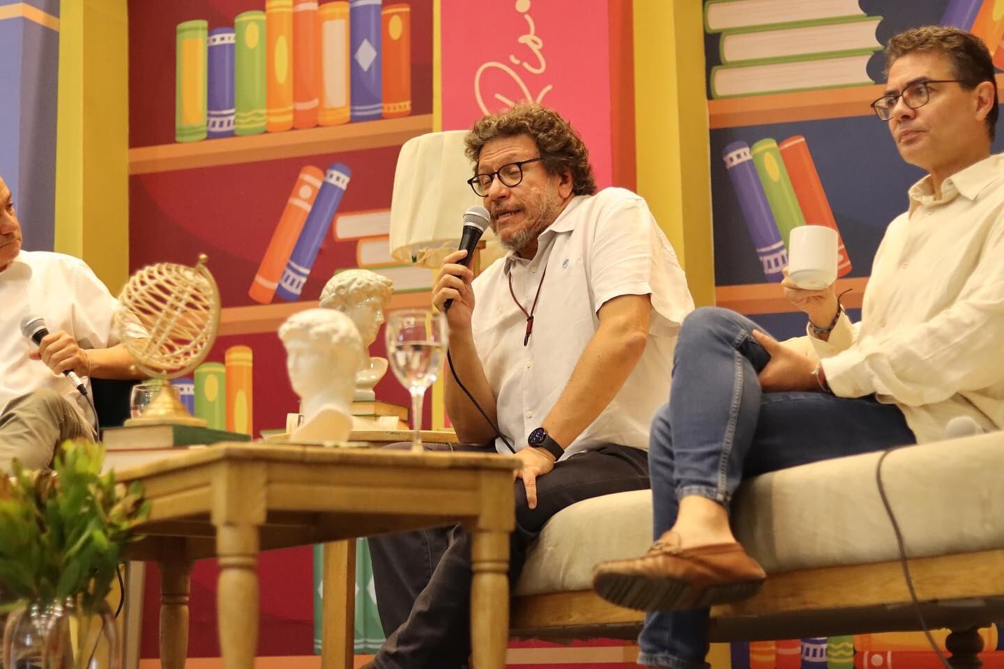 Entre las actividades de la feria se destacan conversatorios sobre la inteligencia artificial, arte popular, pintura, incursión de los géneros musicales, el conflicto de Israel, Palestina y Hamás, el periodismo, performances, y más.