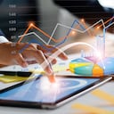 Empresario que usa tableta y computadora portátil analizando datos de ventas y gráfico de crecimiento económico. Estrategia de negocios. Publicidad digital. Concepto de tecnología de innovación empresarial