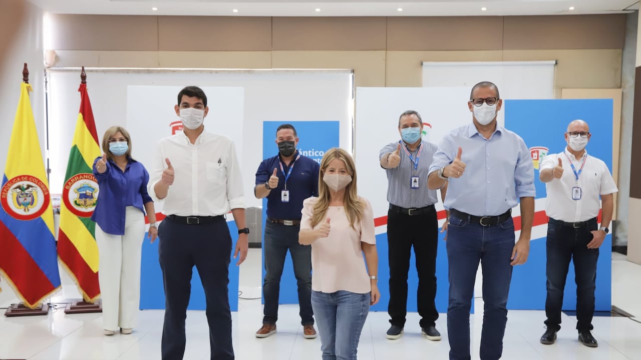 La gobernadora del Atlántico, Elsa Noguera, junto a su equipo de trabajo durante la rueda de prensa sobre la nueva calificación de inversión del departamento.