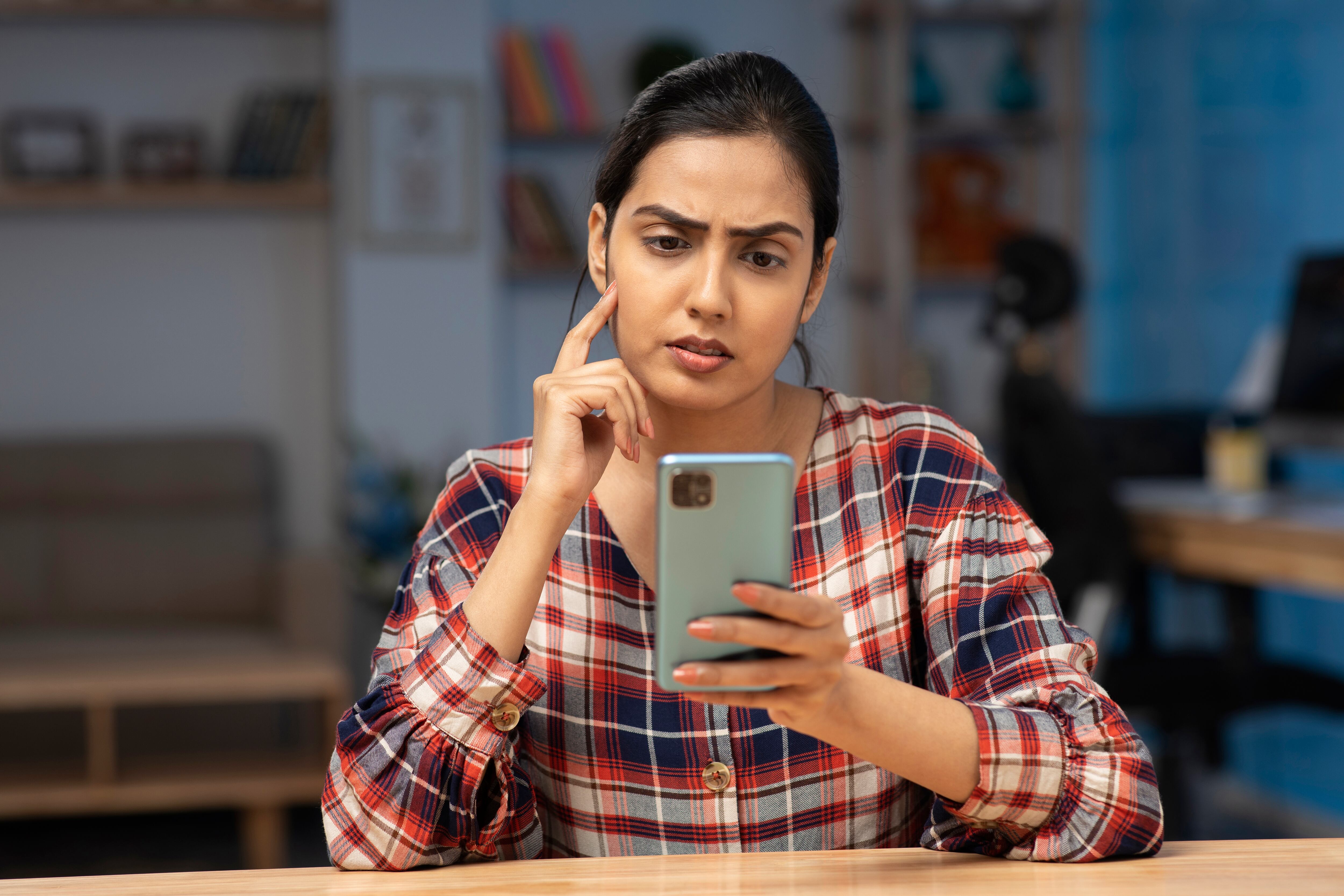 Las aplicaciones falsas buscan robar información de los usuarios.