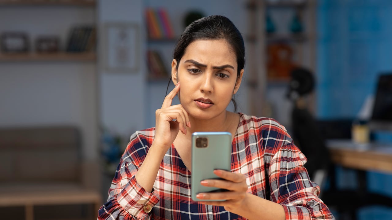 Las aplicaciones falsas buscan robar información de los usuarios.