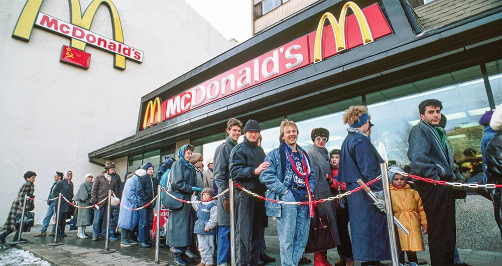 Sus principales productos son las hamburguesas, las patatas fritas, los menús para el desayuno y los refrescos.