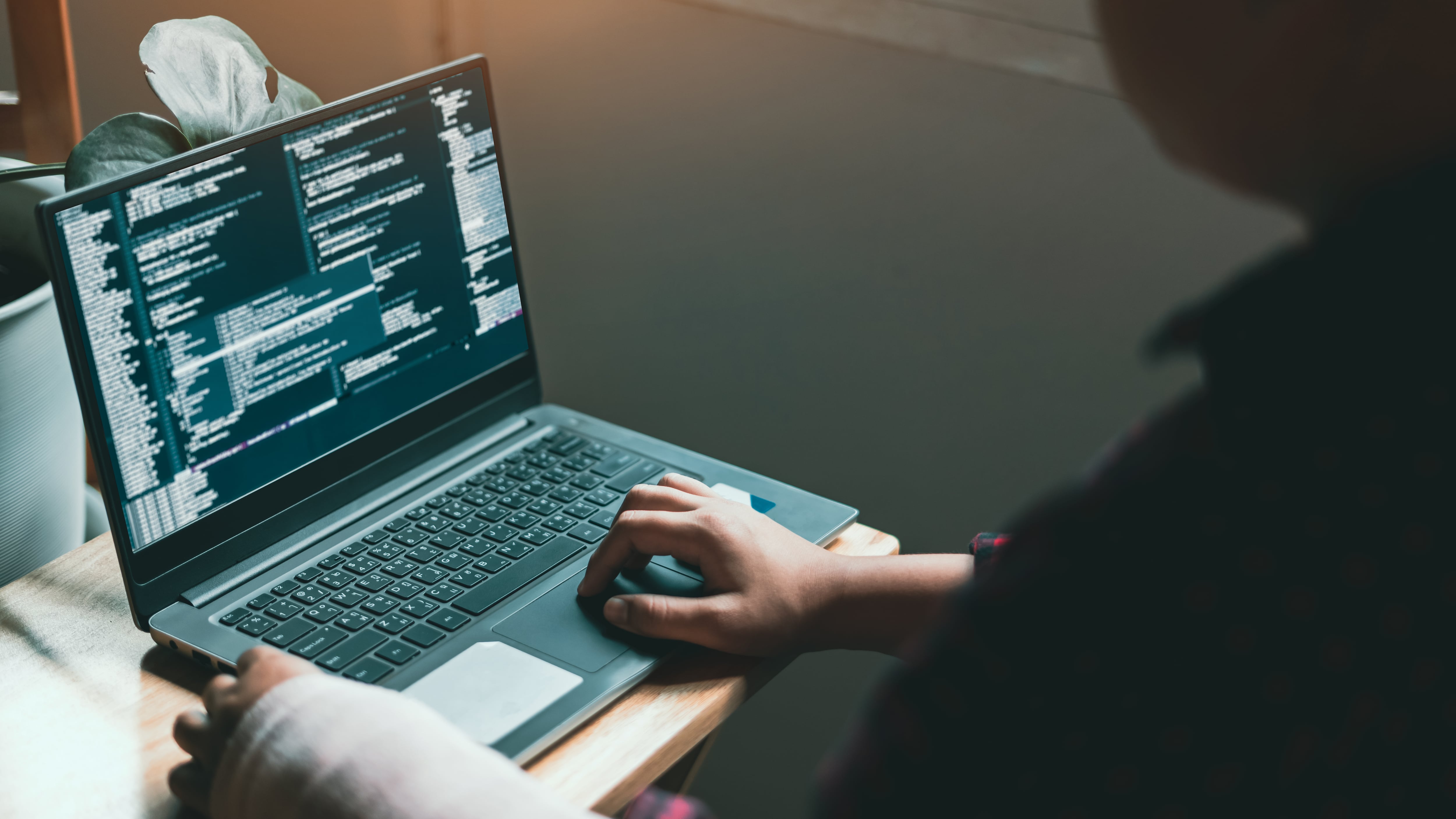 Asegúrese de descargar sus aplicaciones en las plataformas con Google Play Store o App Store, y evité fraudes o robos de información.
