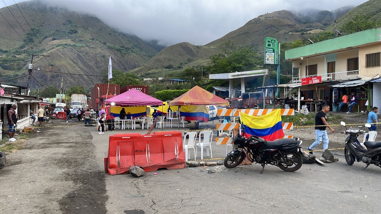 Bloqueada permanece la vía a Buenaventura.