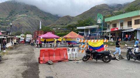 Bloqueada permanece la vía a Buenaventura.