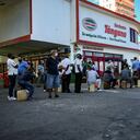 Personas se forman para comprar gasolina en una estación en La Habana, Cuba, el 22 de marzo de 2022. (Photo by YAMIL LAGE / AFP)