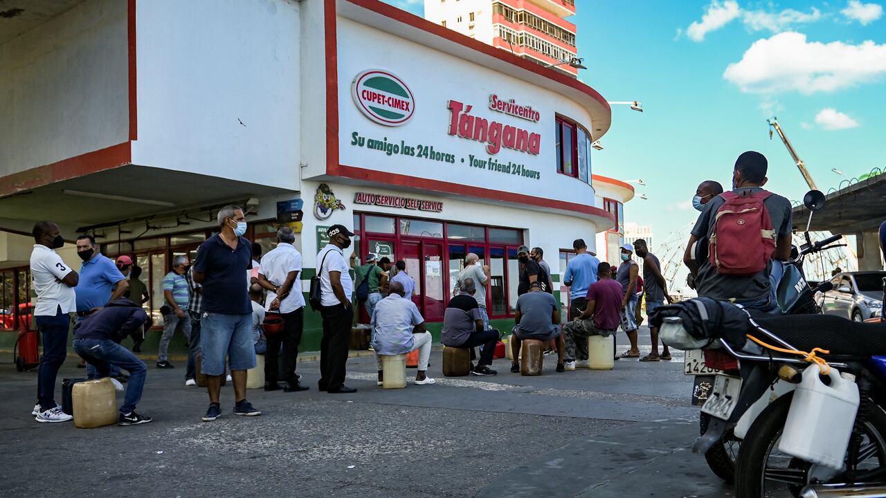 Personas se forman para comprar gasolina en una estación en La Habana, Cuba, el 22 de marzo de 2022. (Photo by YAMIL LAGE / AFP)