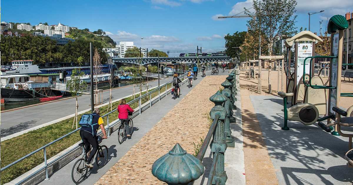 Montar en bicicleta ayuda a mejorar las condiciones de salud. 