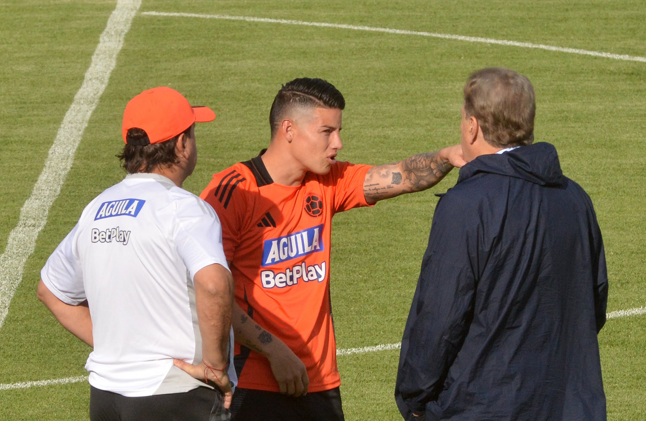 Colombia's midfielder James Rodriguez (C) talks next to Colombia's Argentine coach Nestor Lorenzo (L) and Colombian Football Federation President Ramon Jesurun during a training session in Cochabamba, Bolivia, on October 9, 2024, on the eve of their 2026 FIFA World Cup qualifier football match against Bolivia. (Photo by FERNANDO CARTAGENA / AFP)