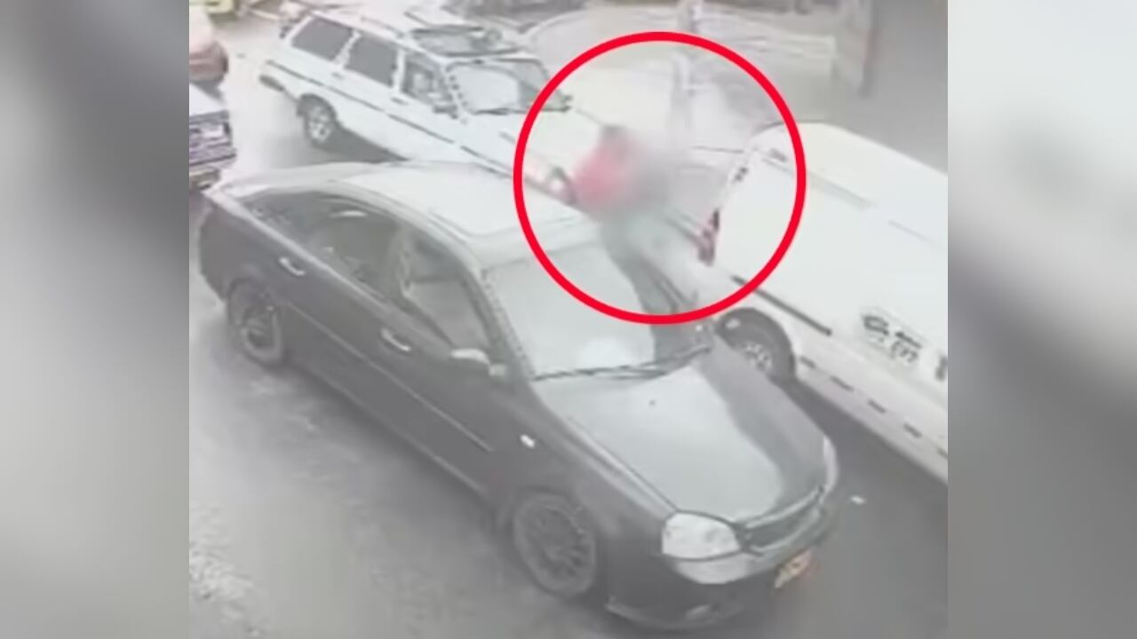 Este es el momento en el que el hombre se bajó del carro por el trancón y pidió otra ayuda.