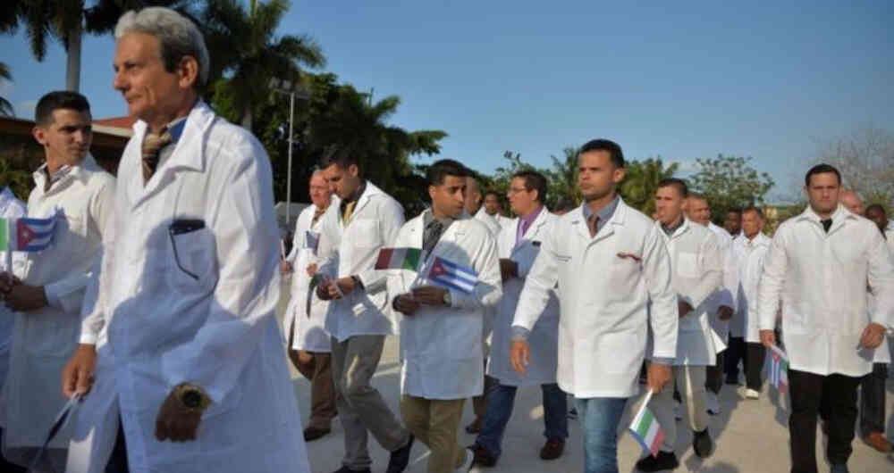 Un equipo de alrededor 50 médicos y enfermeros cubanos llegó este sábado al norte de Italia para ayudar en la crisis sanitaria que vive el país y ya ha cobrado más de 5.000 víctimas fatales.