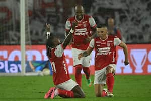 El delantero de Santa Fe, Hugo Rodallega (i), celebra con sus compañeros tras anotar durante el partido de vuelta de la final del campeonato colombiano.