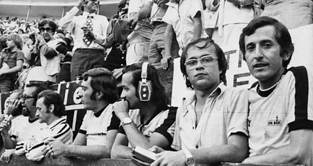 En la Plaza de Toros de Manizales en 1975. Fernando González Pacheco, a la izquierda, y Vélez, con Loperita. 