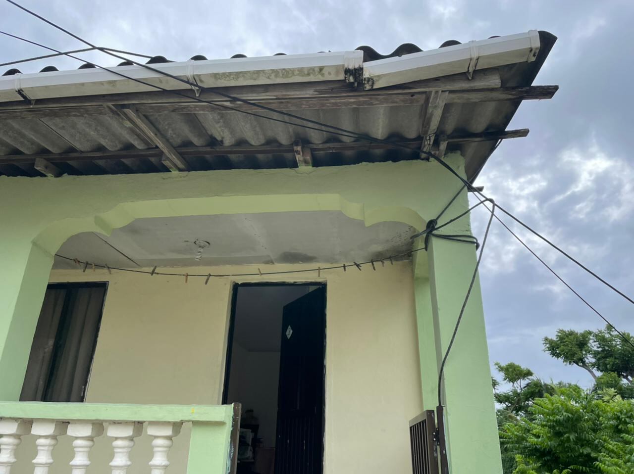 Yosainy Pomare amarró partes de la fachada de su casa para evitar mayores afectaciones