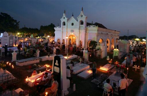 (Mompox , Colombia) Hace parte de las celebraciones de Semana Santa visitar el cementerio donde los seres amados y amigos son enterrados. (AP Foto/Guillermo Fernando Martinez)