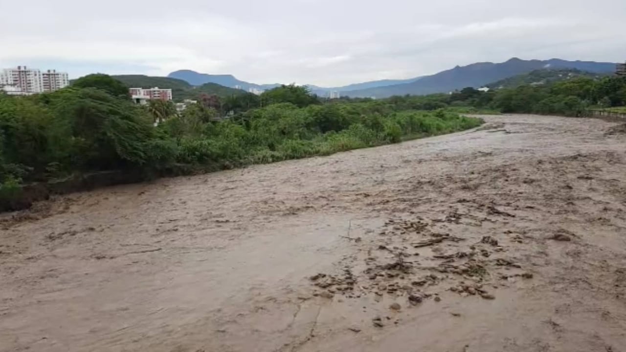 Así se encuentra la crecida del río Pamplonita en la ciudad de Cúcuta
