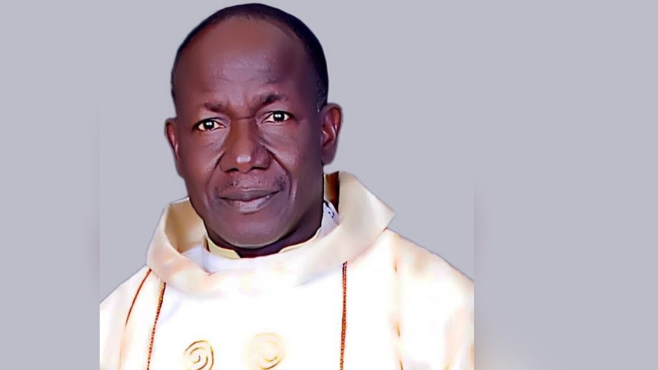 Isaac Achi, sacerdote católico.