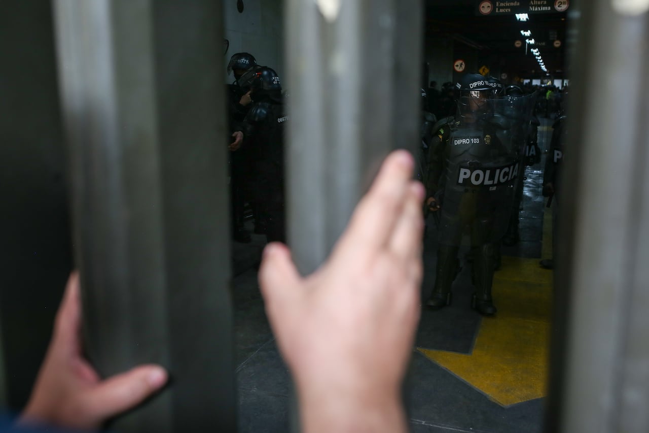 Manifestantes bloquean las entradas del Palacio de Justicia