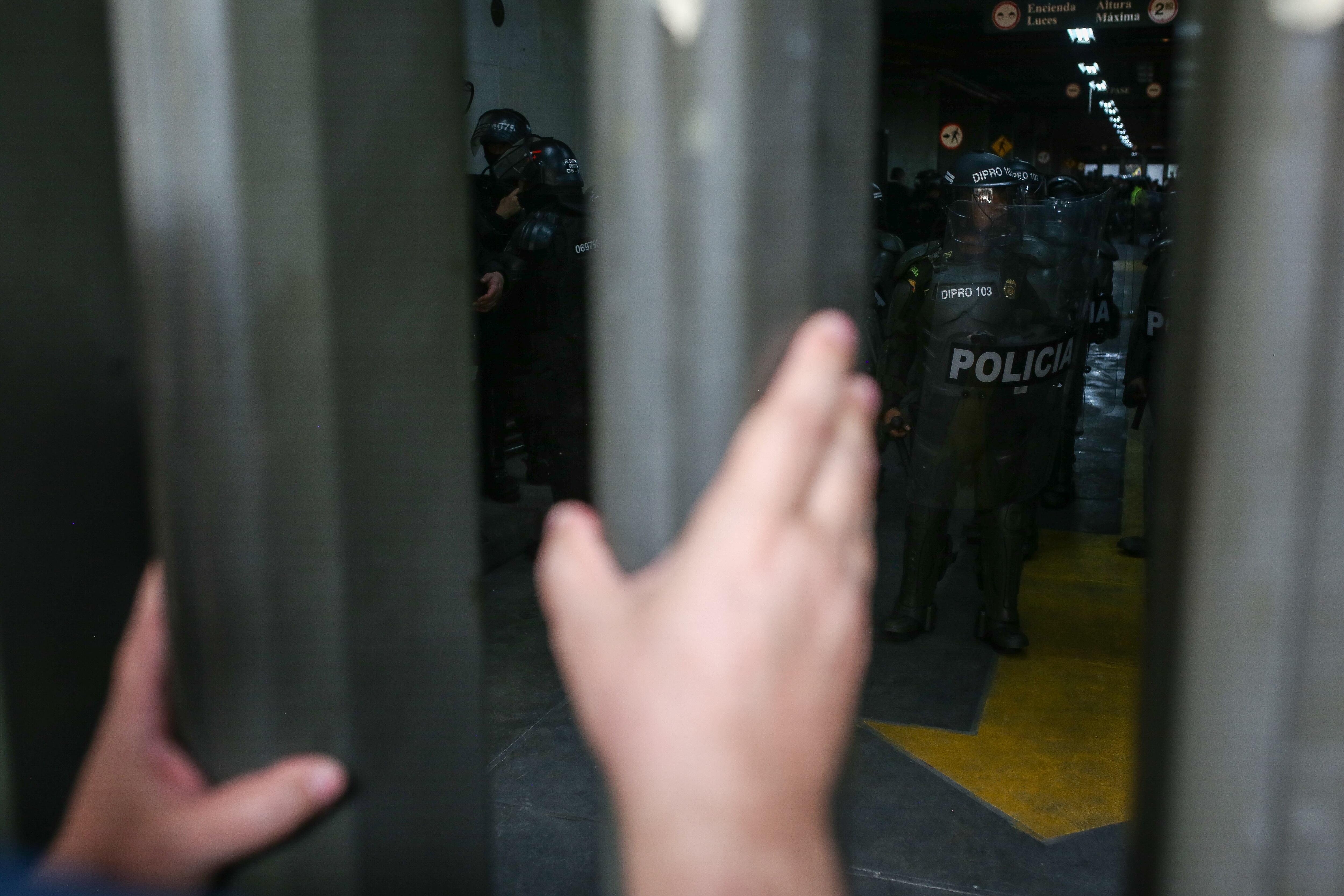 Manifestantes bloquean las entradas del Palacio de Justicia