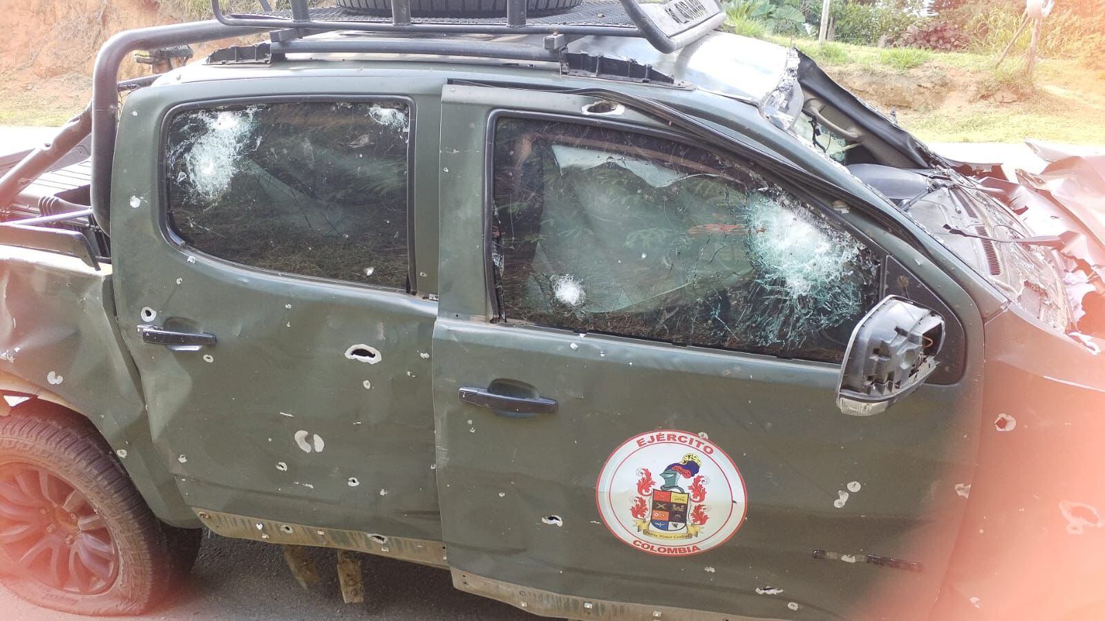 Así quedó la camioneta del Ejército en el que se desplazaban solados por la vía Panamericana.