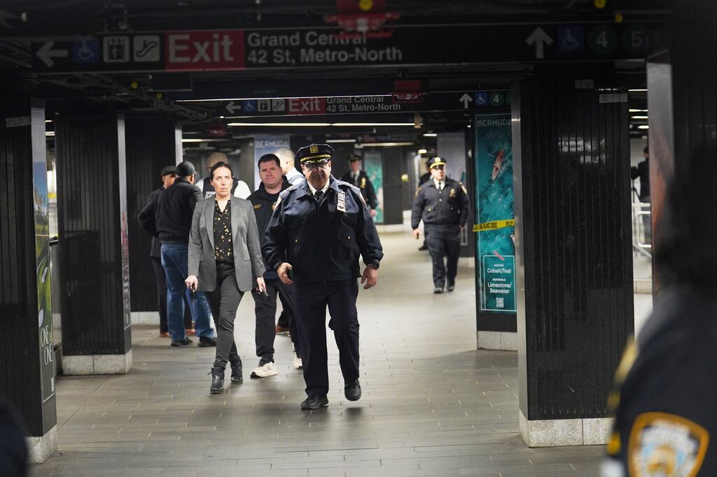 La policía investiga el lugar de los hechos tras un presunto apuñalamiento y tiroteo en la estación de metro Grand Central de Nueva York el sábado 11 de abril de 2026. (Foto AP/Ryan Murphy)