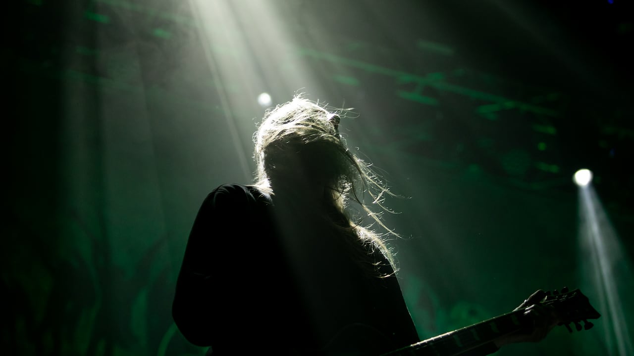 Un personaje de luces y sombras, Samoth entregó sus guitarras afiladas en Bogotá y Emperor dejó un hito para el black metal en Colombia.