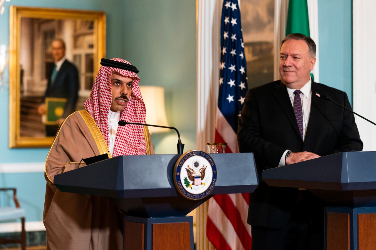 Faisal bin Farhan Al Saud y Mike Pompeo