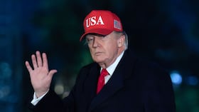 El presidente Donald Trump saluda a los periodistas mientras camina por el jardín sur a su llegada a la Casa Blanca.