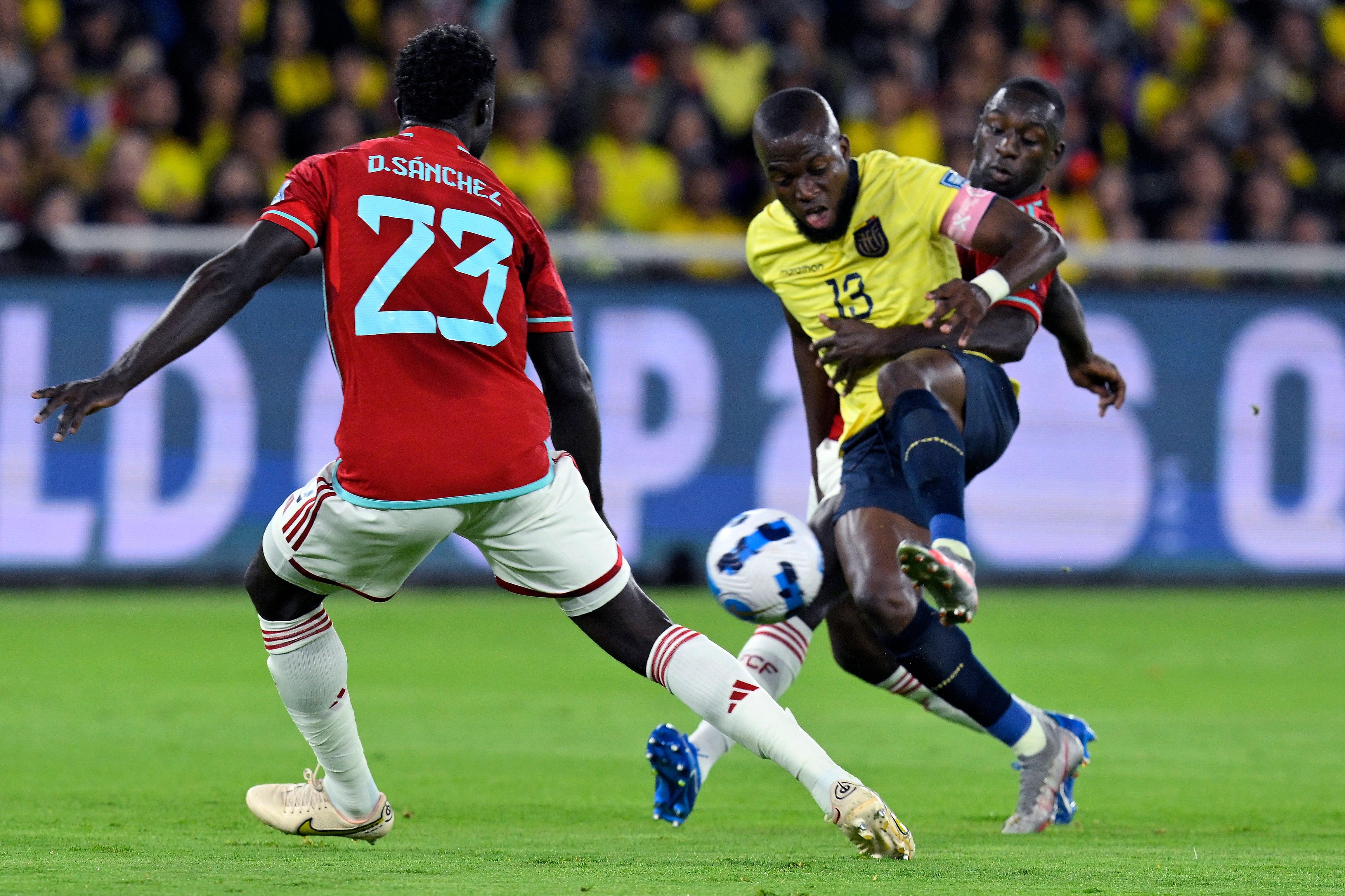 Dávinson Sánchez jugó de titular ante Uruguay y Ecuador.