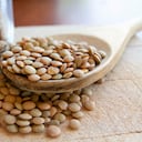 Frijoles de legumbres de lentejas con cuchara de madera