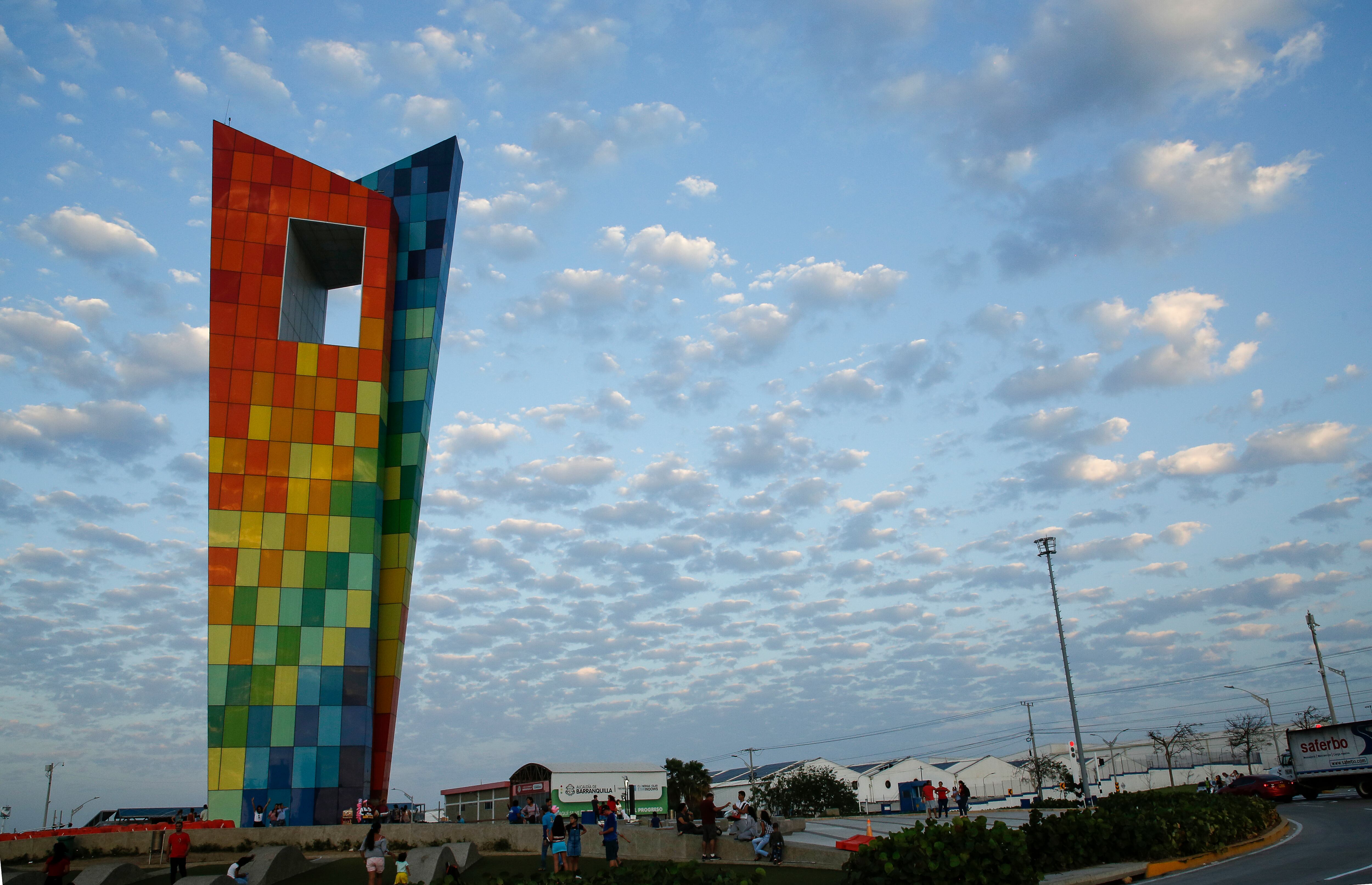 monumento Ventana al Mundo con una altura de 45 metros en la rotonda de la Vía 40 con Las Flores ícono de Barranquilla