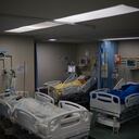 Pacientes de COVID-19 en la unidad de cuidados intensivos del hospital municipal de Sao José, el miércoles 24 de marzo de 2021, en Duque de Caxias, Brasil. (AP Foto/Felipe Dana)