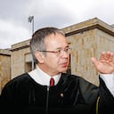 El presidente de la Corte Suprema, Luis Hernández, generó polémica al referirse al caso Uribe. En el alto tribunal preocupa que está en juego la independencia.