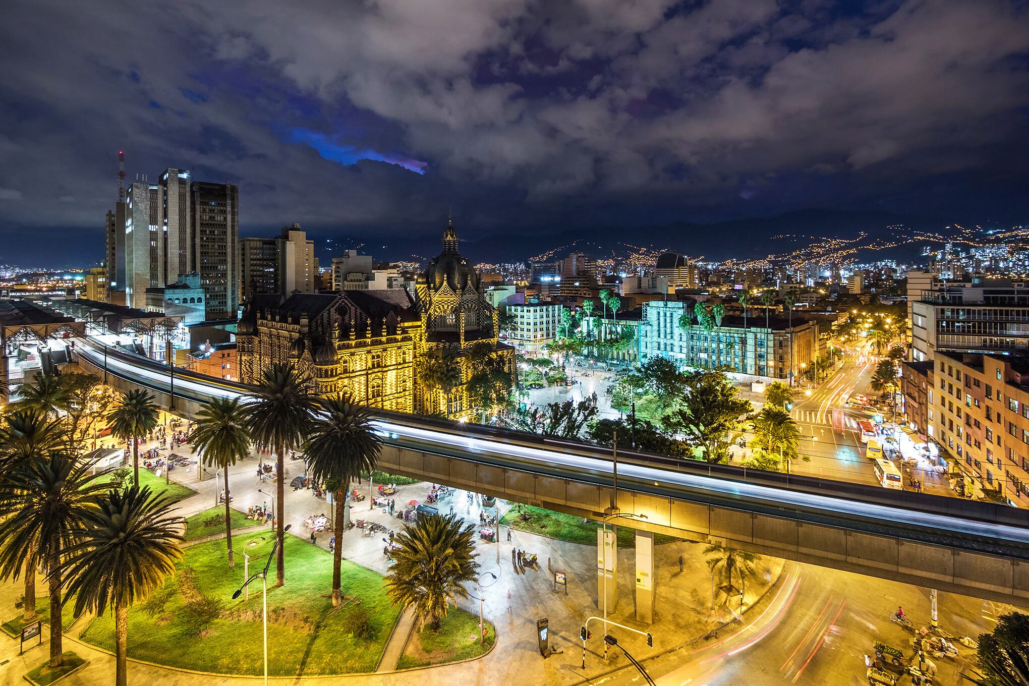 Plaza Botero y centro de Medellín al atardecer en Medellín, Colombia.