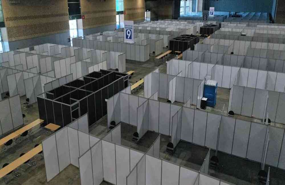 Con la rápida propagación de la covid-19 en Colombia, varios espacios en las principales ciudades del país se están adecuando para brindar atención a las personas que resulten afectadas por la enfermedad. Esteban Vega-SEMANA