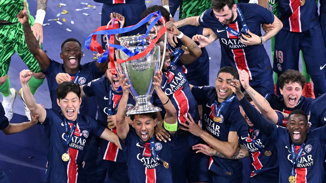 Los jugadores del Paris Saint-Germain celebran con el trofeo tras ganar la final de la UEFA Champions League.