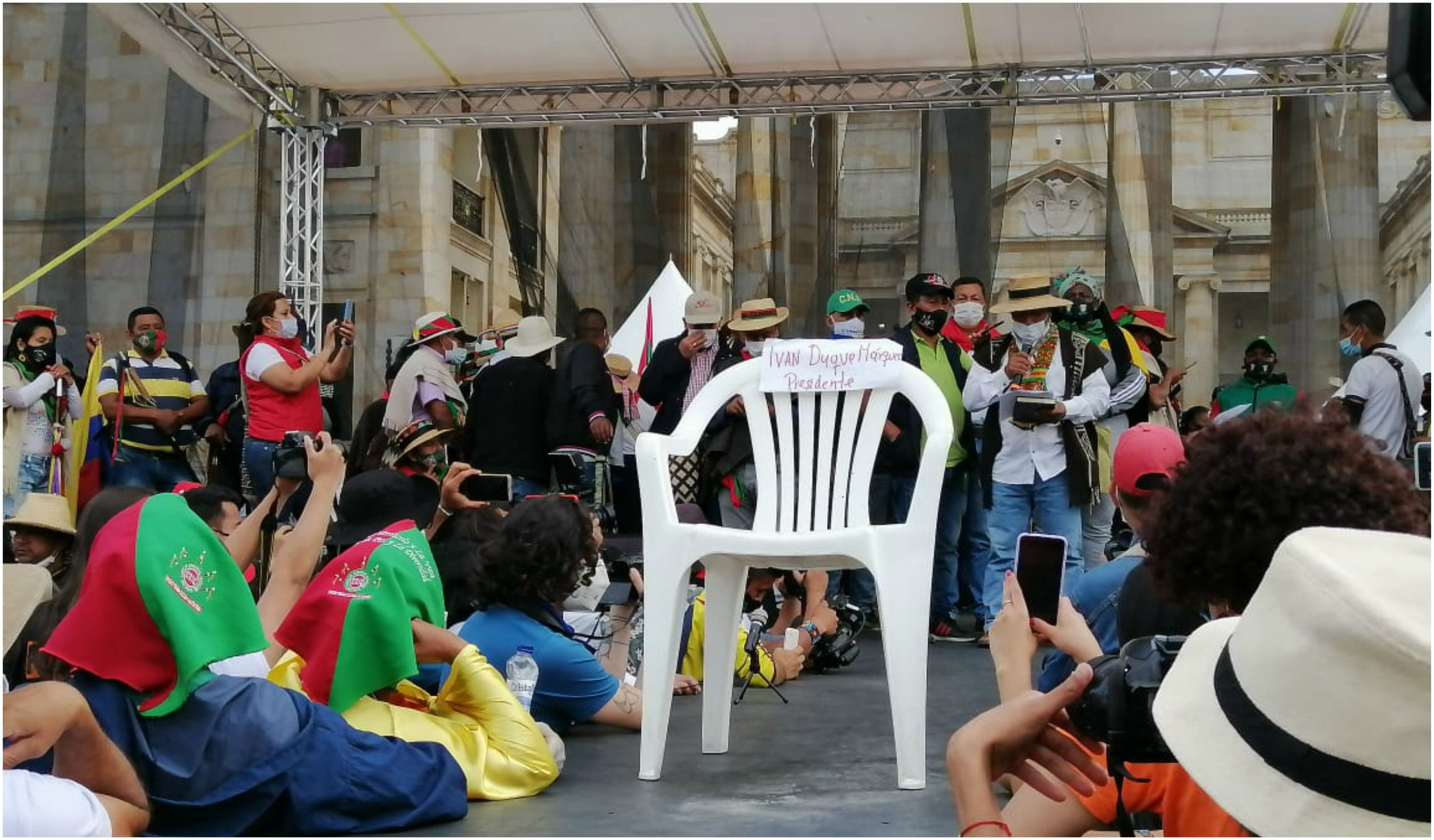 La silla vacía que la minga indígena puso en la Plaza de Bolívar, en Bogotá, con el nombre del presidente Iván Duque