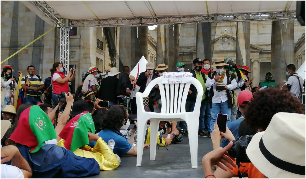 La silla vacía que la minga indígena puso en la Plaza de Bolívar, en Bogotá, con el nombre del presidente Iván Duque