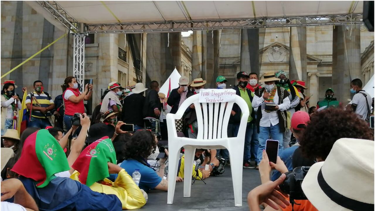 La silla vacía que la minga indígena puso en la Plaza de Bolívar, en Bogotá, con el nombre del presidente Iván Duque