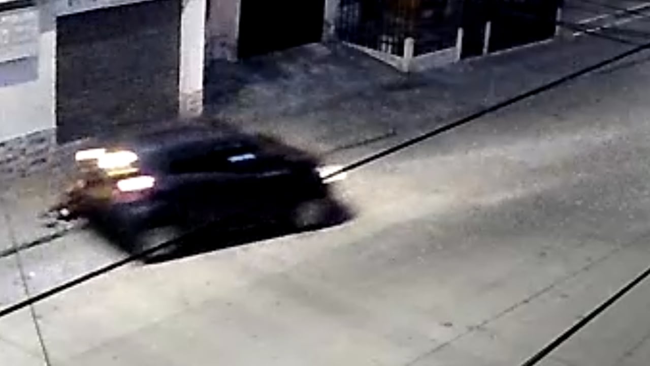 Este es el momento en el que el carro le pasa por encima a la mujer.