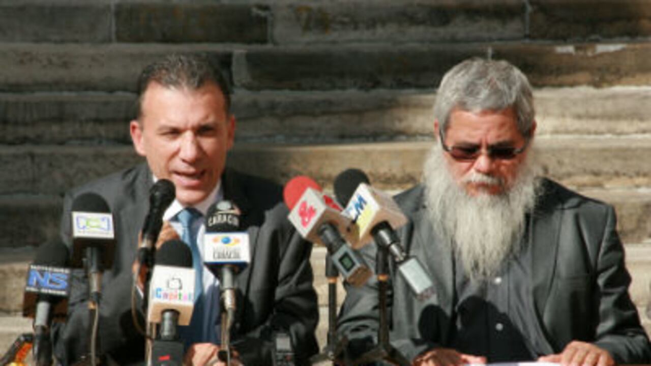 Francisco Galán (der.) será el coordinador del centro de pensamiento para el posconflicto, instalado por el presidente del Congreso Roy Barreras (izq.), y que pretende hacer "recomendaciones positivas" al proceso de paz que el gobierno adelantará con las Farc.