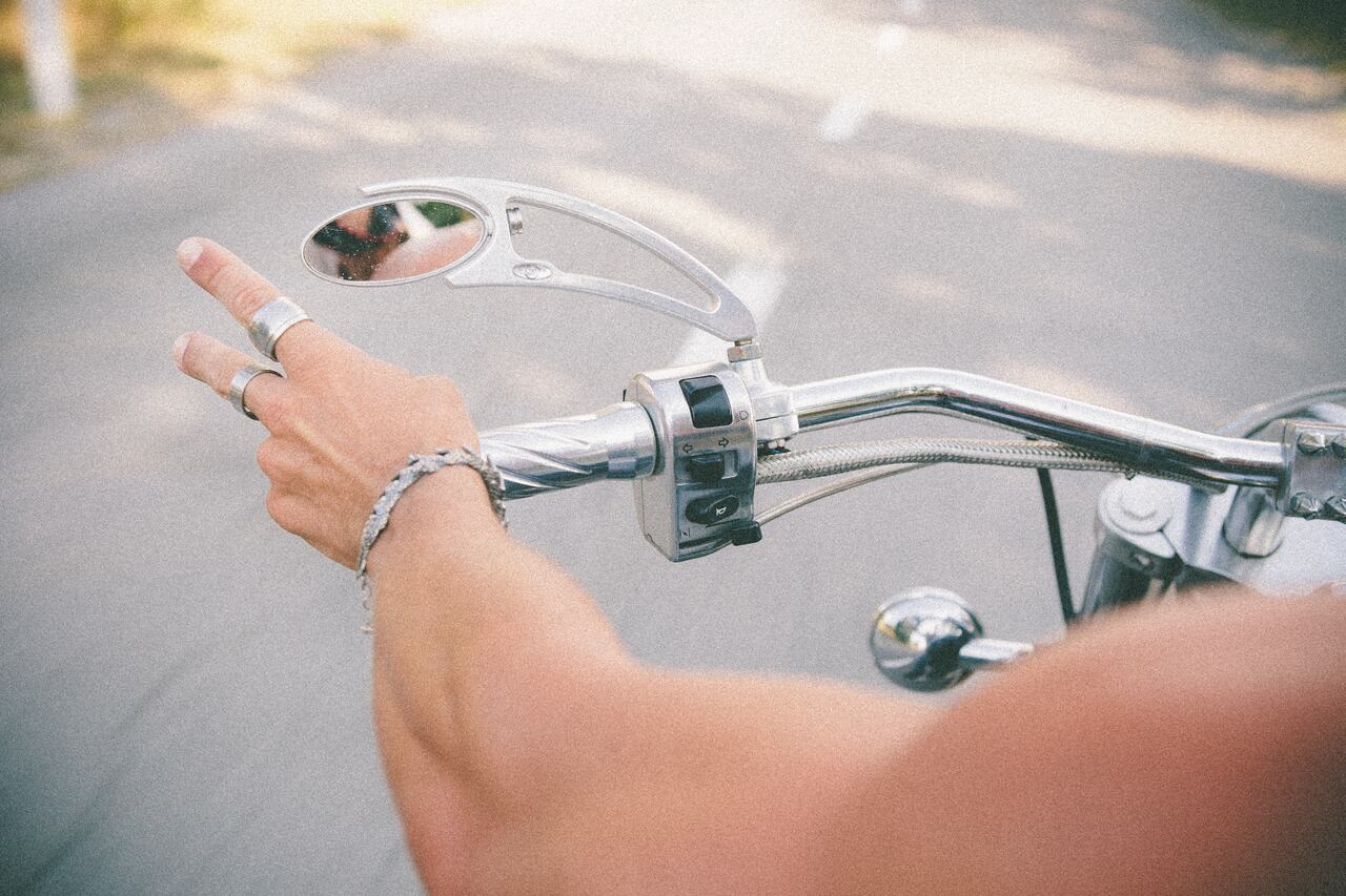 El lenguaje no verbal entre motociclistas es calve para comunicarse en carretera.
