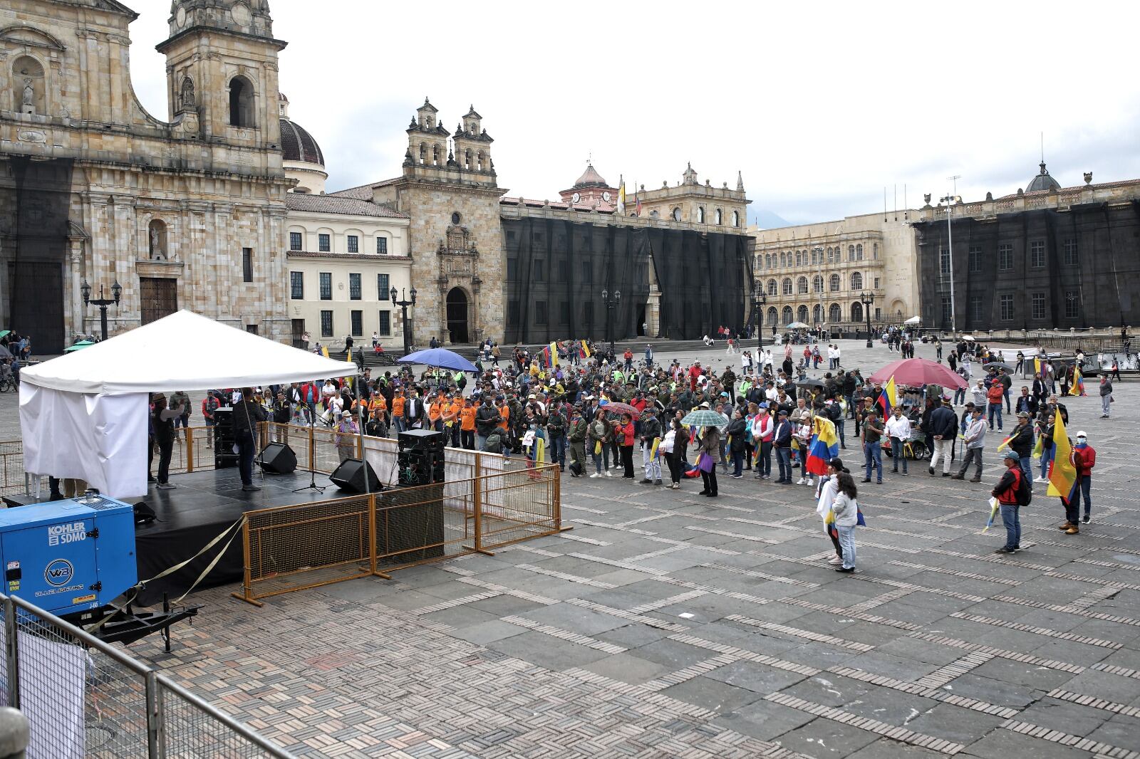 El representante José Jaime Uscátegui participó del plantón de los veteranos de la Fuerza Pública en la Plaza de Bolívar.
